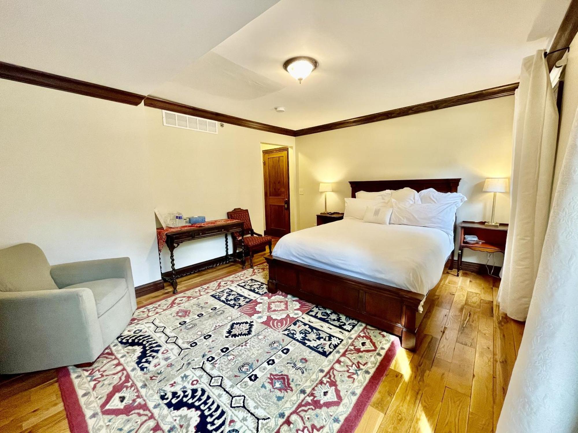 Standard Queen Room